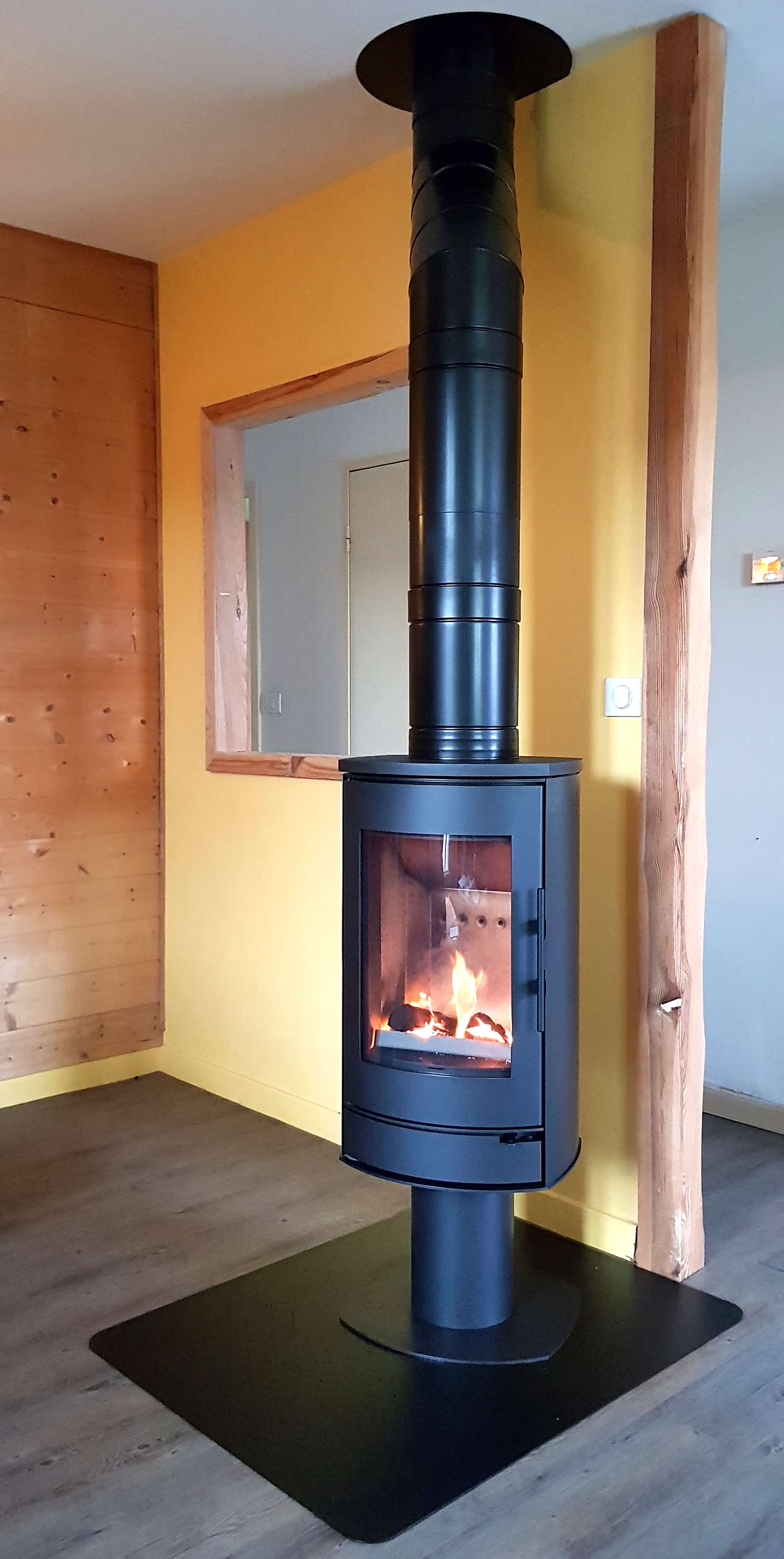  Poêle à bois Interstove ISPI 8kW sur conduit isolé (distance de sécurité 8 cm)