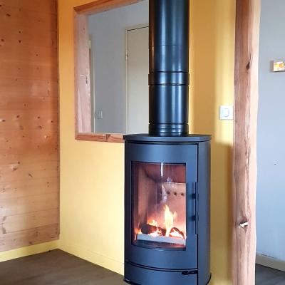  Poêle à bois Interstove ISPI 8kW sur conduit isolé (distance de sécurité 8 cm)