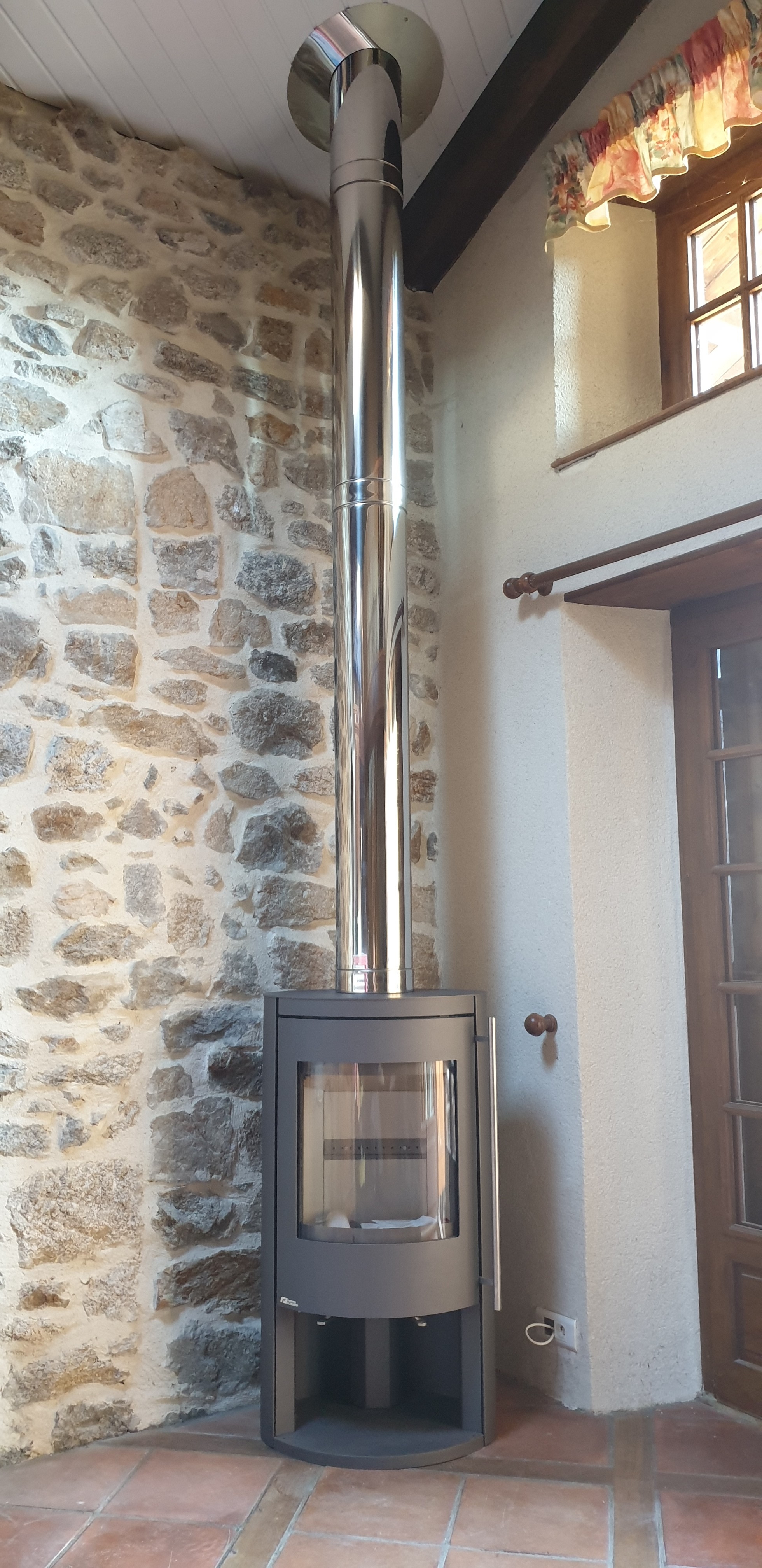 Fonte Flamme Mesa 7kW sur conduit MODINOX PTR30 150mm (Valcivières)